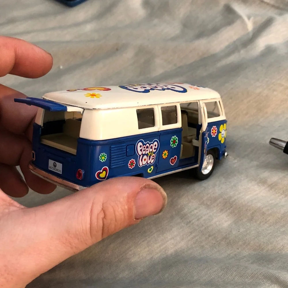 Flower Power Volkswagen Van - 1:32 Pull Back Action
